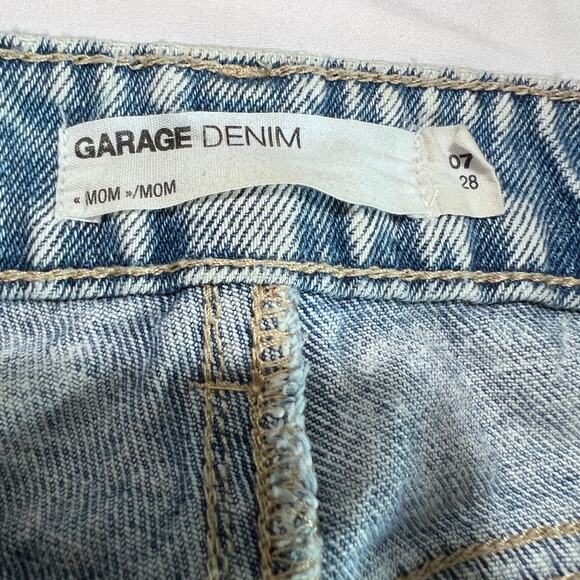 ✨Garage Denim Mom Jeans Size 7 W28 Distressed Cabin Core Backyard BBQ High Rise - Picture 3 of 9